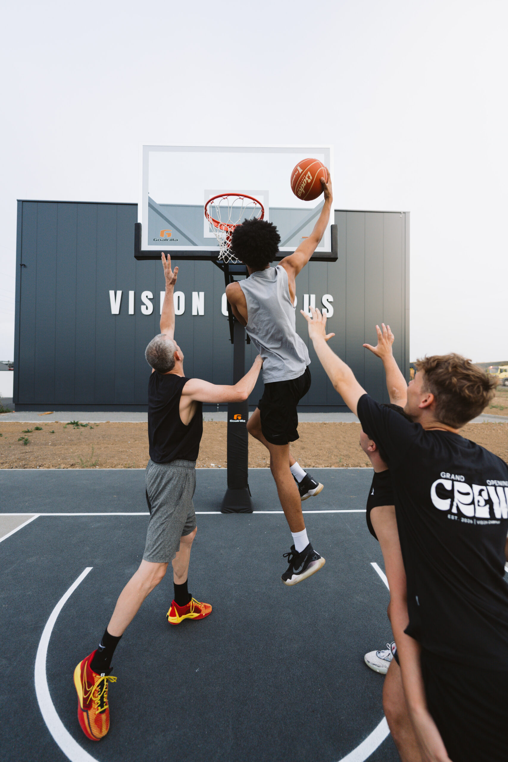 Gruppe von Personen kämpfen auf dem Basketballfeld um den Ball