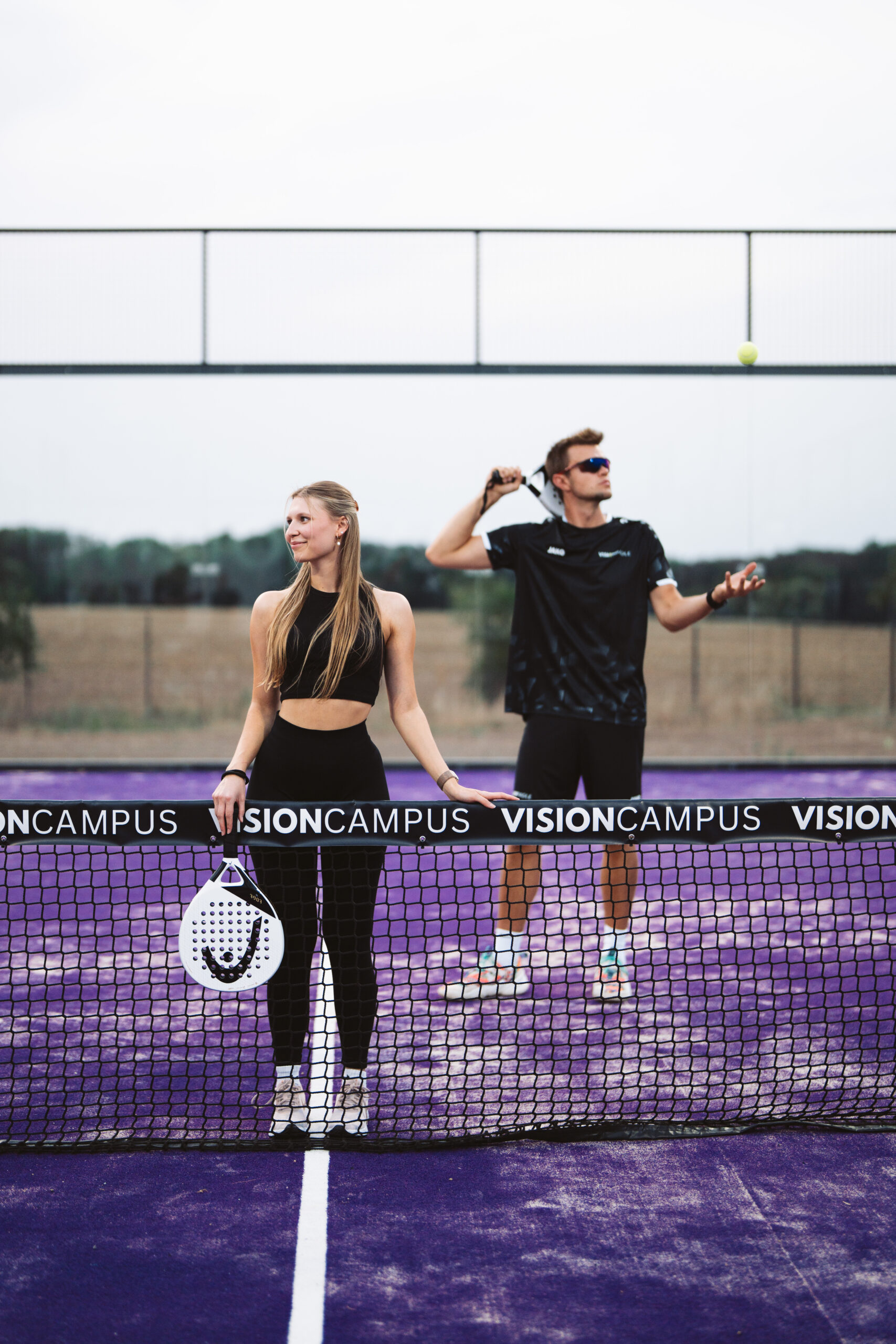 Zwei Padelspieler auf dem Padel Außenplatz des Vision Campus