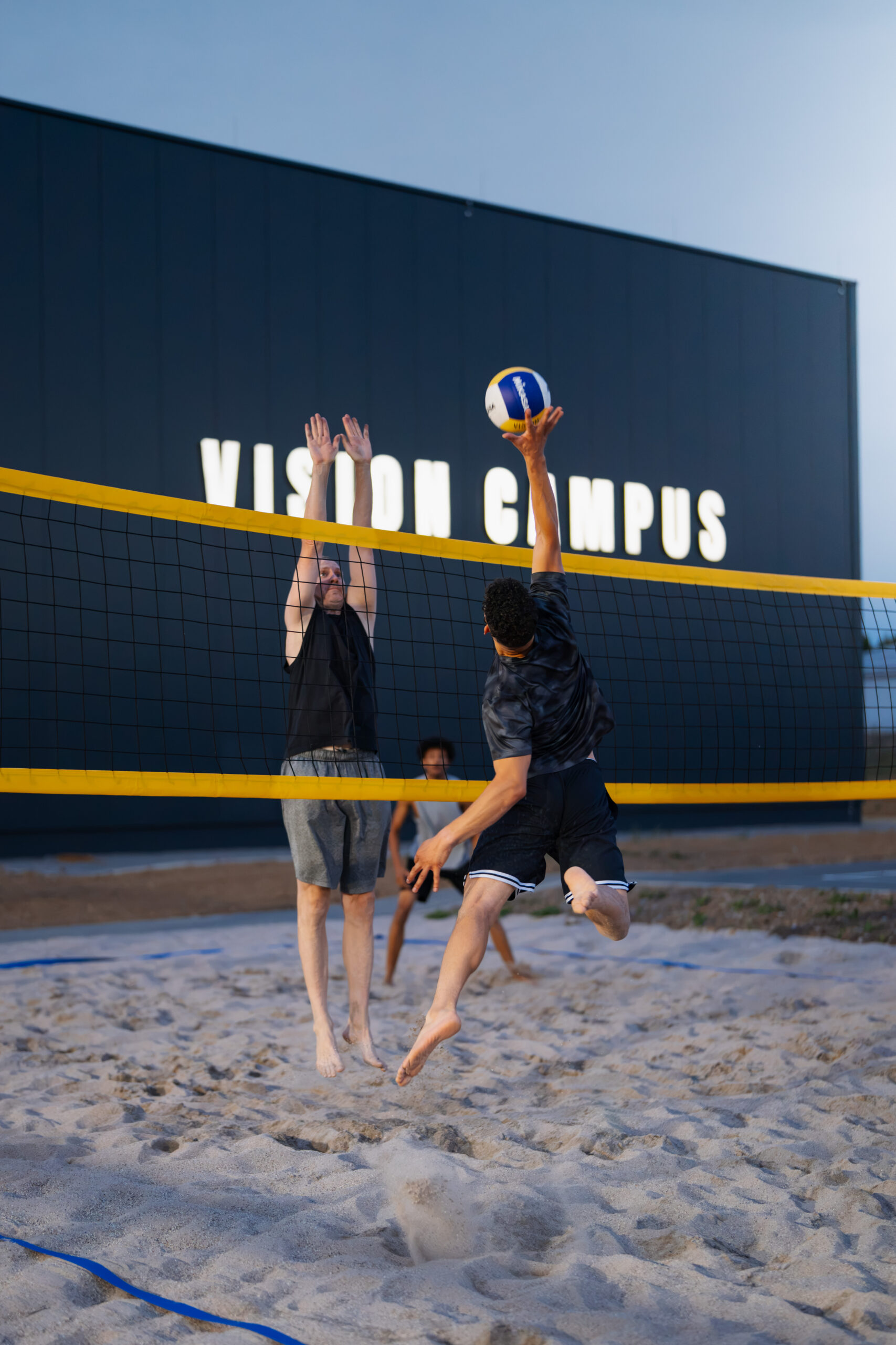 Spieler spielen am Volleyball-Netz um den Volleyball